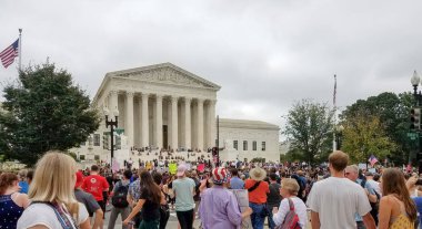 Washington, Dc - 06 Ekim 2018: İnsanlar işaretleri tutun ve Yargıtay adaylığını ve Senato oy sonraki ilişkilendirmek adalet için protesto etmek için ralli.