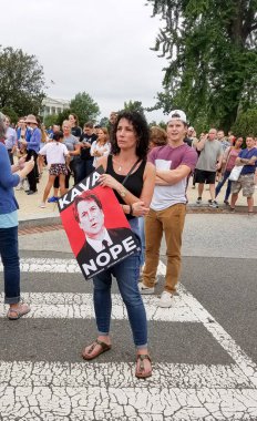 Washington, Dc - 06 Ekim 2018: İnsanlar işaretleri tutun ve Yargıtay adaylığını ve Senato oy sonraki ilişkilendirmek adalet için protesto etmek için ralli.