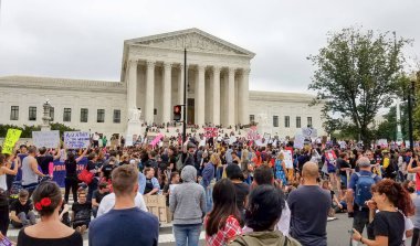Washington, Dc - 06 Ekim 2018: İnsanlar işaretleri tutun ve Yargıtay adaylığını ve Senato oy sonraki ilişkilendirmek adalet için protesto etmek için ralli.