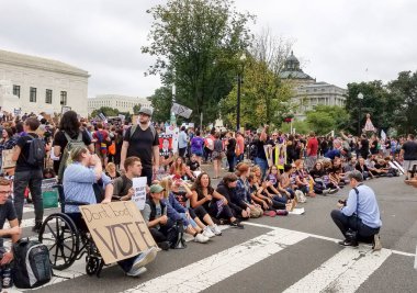 Washington, Dc - 06 Ekim 2018: İnsanlar işaretleri tutun ve Yargıtay adaylığını ve Senato oy sonraki ilişkilendirmek adalet için protesto etmek için ralli.