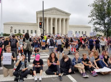Washington, Dc - 06 Ekim 2018: İnsanlar işaretleri tutun ve Yargıtay adaylığını ve Senato oy sonraki ilişkilendirmek adalet için protesto etmek için ralli.