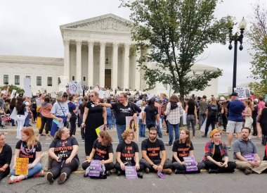 Washington, Dc - 06 Ekim 2018: İnsanlar işaretleri tutun ve Yargıtay adaylığını ve Senato oy sonraki ilişkilendirmek adalet için protesto etmek için ralli.