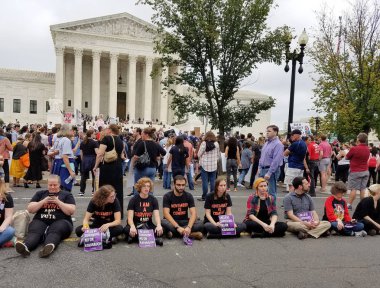 Washington, Dc - 06 Ekim 2018: İnsanlar işaretleri tutun ve Yargıtay adaylığını ve Senato oy sonraki ilişkilendirmek adalet için protesto etmek için ralli.