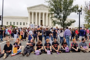 Washington, Dc - 06 Ekim 2018: İnsanlar işaretleri tutun ve Yargıtay adaylığını ve Senato oy sonraki ilişkilendirmek adalet için protesto etmek için ralli.