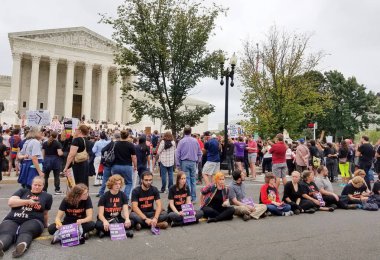 Washington, Dc - 06 Ekim 2018: İnsanlar işaretleri tutun ve Yargıtay adaylığını ve Senato oy sonraki ilişkilendirmek adalet için protesto etmek için ralli.