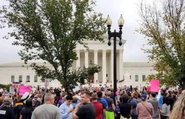 Washington, Dc - 06 Ekim 2018: İnsanlar işaretleri tutun ve Yargıtay adaylığını ve Senato oy sonraki ilişkilendirmek adalet için protesto etmek için ralli.
