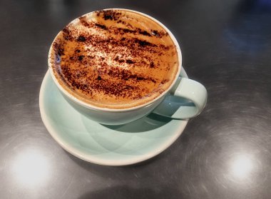Bir nefis cappuccino kahve fincan çikolata köpük tasarım ile yakın çekim