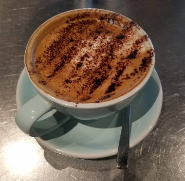 Bir nefis cappuccino kahve fincan çikolata köpük tasarım ile yakın çekim
