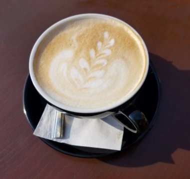 Nefis cappuccino kahve Kupası krem köpük tasarım ile yakın çekim