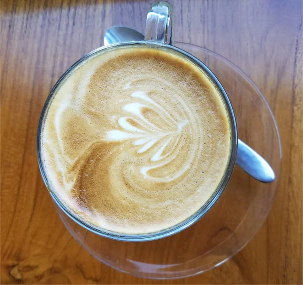 Primer Plano Una Deliciosa Taza Café Capuchino Con Diseño Espuma — Foto de Stock