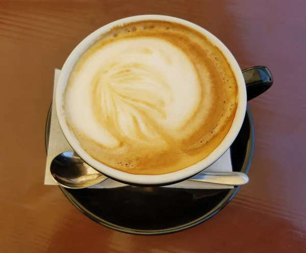 Nahaufnahme Auf Einer Leckeren Cappuccino Kaffeetasse Mit Sahneschaum Design — Stockfoto