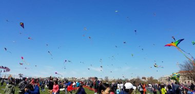 Washington, Dc - 31 Mart 2018: Yetişkinler ve çocuklar büyük bir kalabalık uçmak uçurtma Uçurtma Festivali Ulusal Mall Washington Anıtı Cherry Blossom Festivali sırasında yakın.