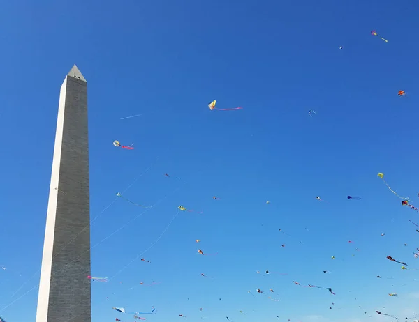 Pipas Voando Contra Céu Azul National Mall Washington Durante Anual — Fotografia de Stock