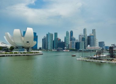 Singapur - 7 Mayıs 2017: Panorama Marina Bay arasında