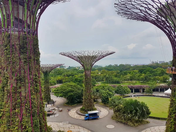 SINGAPUR - 7 de mayo de 2017: Jardines junto al panorama del parque de la Bahía . —  Fotos de Stock