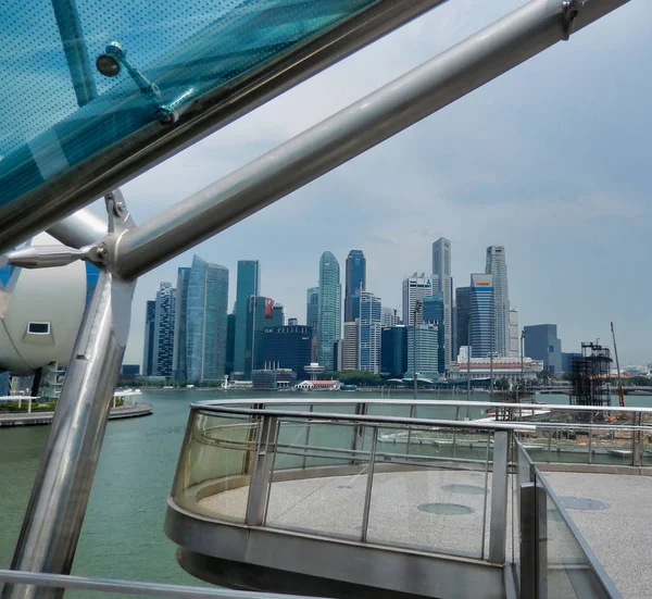 SINGAPUR, SINGAPUR - 6 de mayo de 2017: Marina Bay iconic skyline ar —  Fotos de Stock