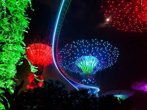SINGAPUR - 7 de mayo de 2017: Súper árboles iluminados en los jardines — Foto de Stock