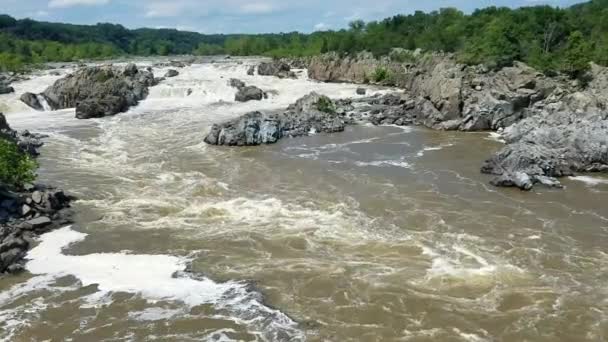 Die Potomac Stromschnellen Angeschwollen Durch Schwere Regenfälle Den Großen Wasserfällen — Stockvideo