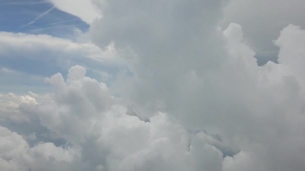 Fond aérien avec un vol en temps réel au-dessus de nuages gonflés, vu d'un avion .