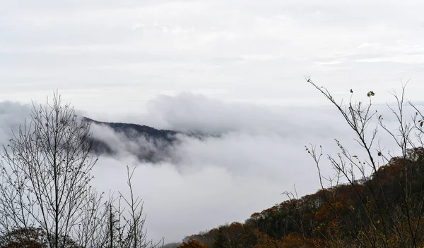被云层吞没的山脉的鸟瞰图 — 图库照片