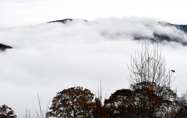 被云层吞没的山脉的鸟瞰图 — 图库照片