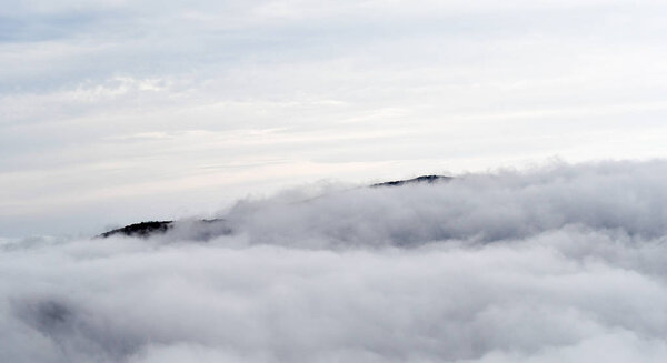 Вид с воздуха на горы, покрытые облаками
