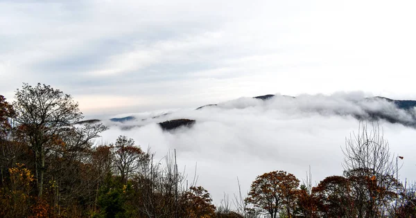 구름에 휩싸인 산의 공중 전경 — 스톡 사진