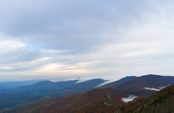 Panorama de crepúsculo aéreo de florestas de montanha em cores de outono — Fotografia de Stock