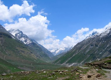 Kuzey Hindistan'da Himalaya dağlarında trekking