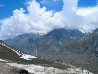 Kuzey Hindistan'da Himalaya dağlarında trekking