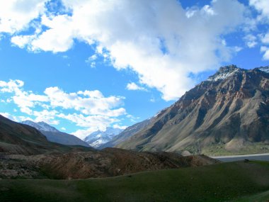 Kuzey Hindistan'da Himalaya dağlarında trekking