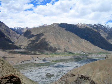Kuzey Hindistan'da Himalaya dağlarında trekking