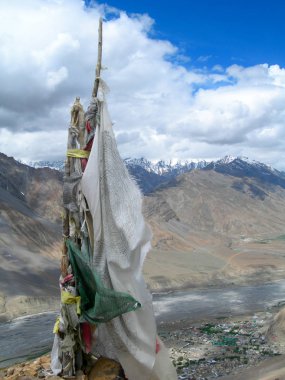 Himalayalar'da Budist dua bayrakları ile Alp arka plan