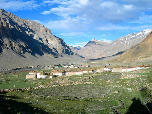 Треккинг в Гималайских горах в Северной Индии — стоковое фото