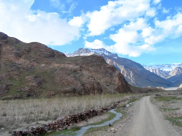 Trekking nas montanhas do Himalaia no norte da Índia — Fotografia de Stock