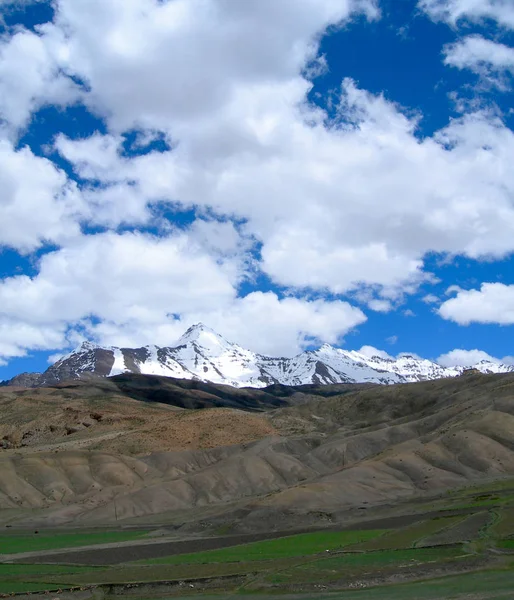 Pěší turistika v Himájských horách v severní Indii — Stock fotografie
