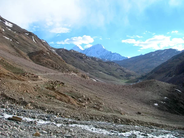 Trekking in the Himalayan mountains in Northern India — Stock Photo, Image