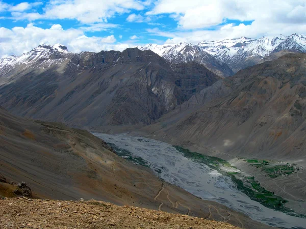 Trekking in het Himalaya gebergte in Noord-India — Stockfoto