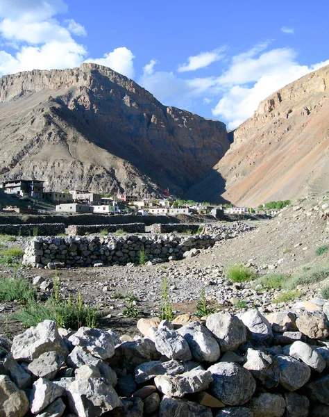 Pueblo en las montañas del Himalaya en el norte de la India — Foto de Stock