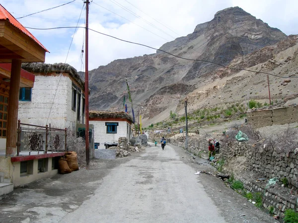 Pueblo en las montañas del Himalaya en el norte de la India —  Fotos de Stock