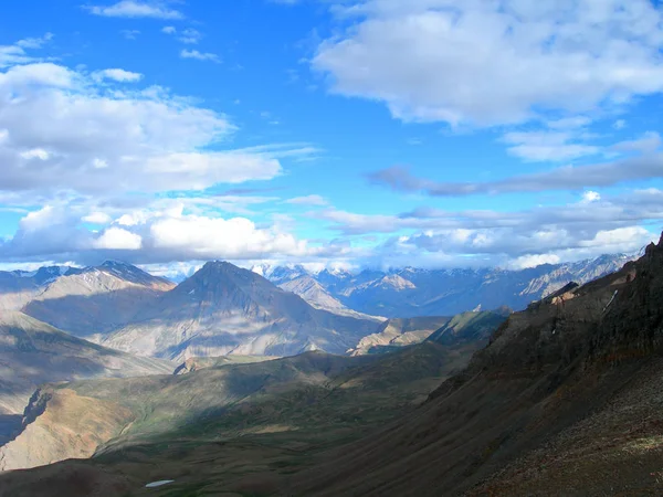 Trekking en las montañas del Himalaya en el norte de la India — Foto de Stock