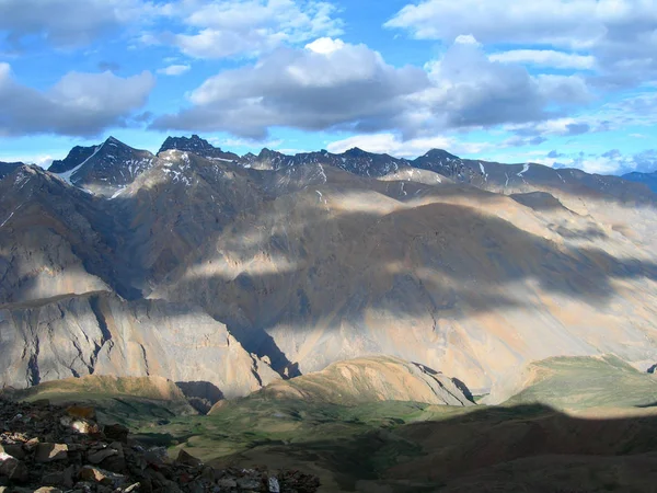 Trekking w górach Hipotu w północnych Indiach — Zdjęcie stockowe