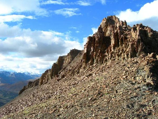 Trekking en las montañas del Himalaya en el norte de la India — Foto de Stock