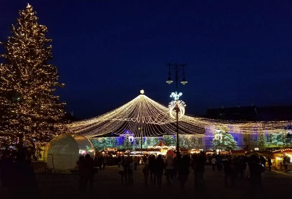 Decoración de Navidad por la noche en la ciudad — Foto de Stock