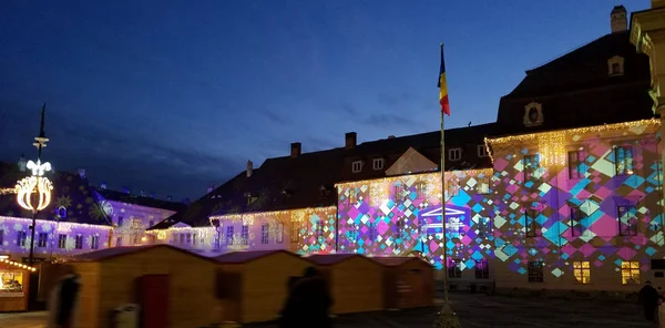 Decoración de Navidad por la noche en la ciudad — Foto de Stock