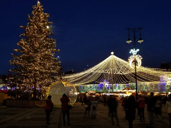 Decoración de Navidad por la noche en la ciudad — Foto de Stock