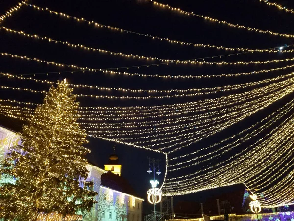 Decoración de Navidad nocturna en una plaza de la ciudad — Foto de Stock