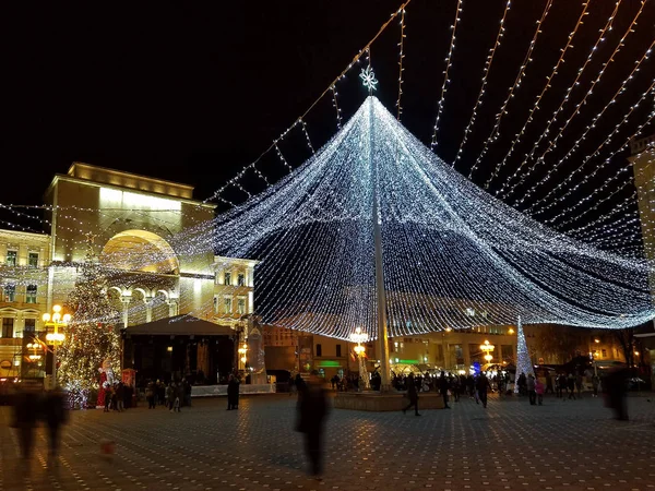 Decoración de Navidad por la noche en la ciudad — Foto de Stock