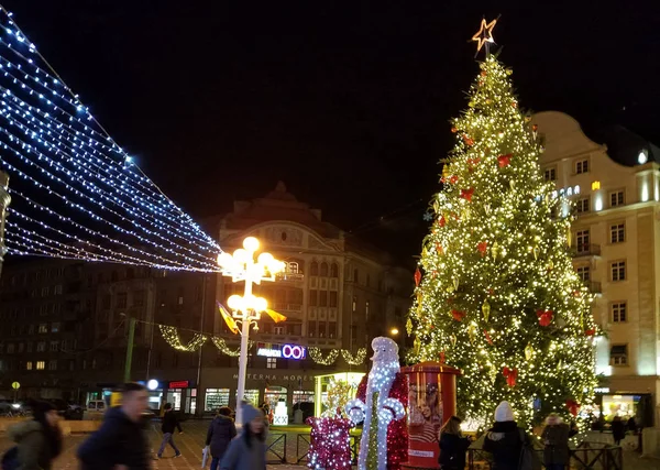 Ночное рождественское украшение в городе — стоковое фото