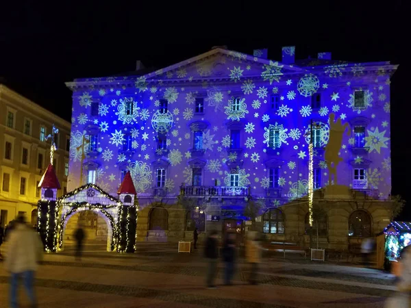 Nächtlicher Weihnachtsschmuck in der Stadt — Stockfoto